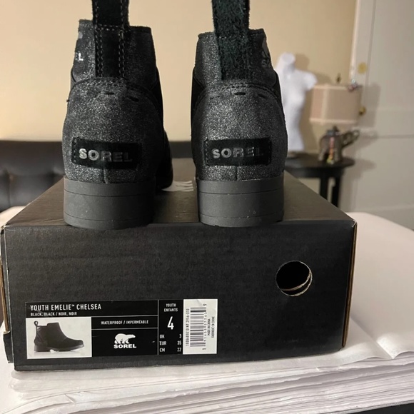 Guc, Girl’s black Sorel Chelsea boots w/box, size 4y - Picture 2 of 5